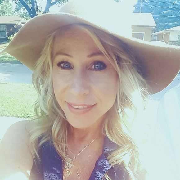 Meet your Posher, Annemarie - Picture 1 of 1